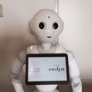 ファッションブランドevelyn（エブリン）がロボットPepper（ペッパー）をアパレル企業の接客スタッフとして初採用