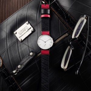 バッグなどを扱うSEAL（シール）が腕時計メーカーKnot（ノット)とのコラボ時計を数量限定で発売
