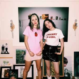 X-girl（エックスガール）がスタイリスト ヴァナ・ヤングスタインとの初コラボコレクションをリリース